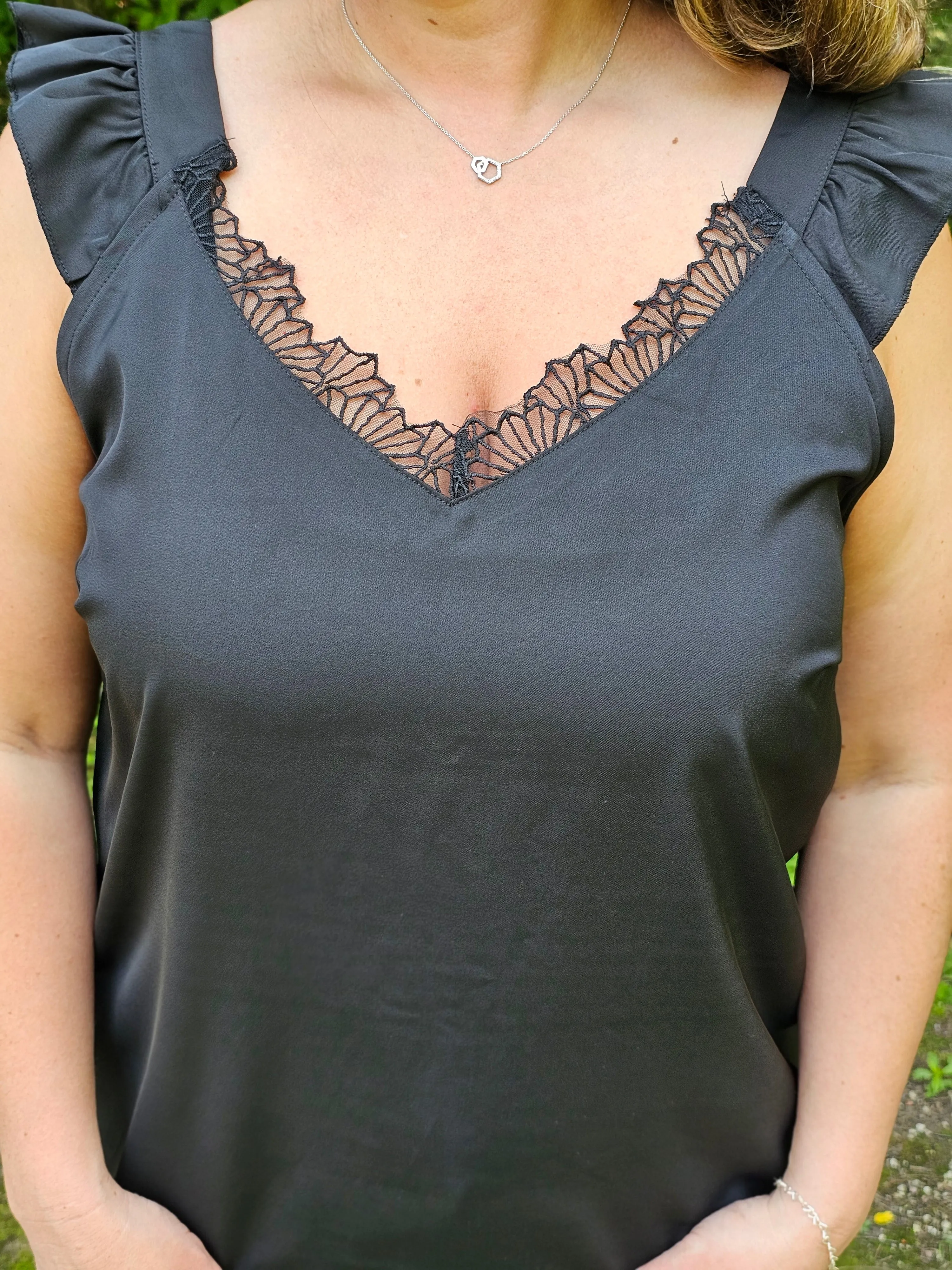 BLACK LACE TRIM SLEEVELESS TOP