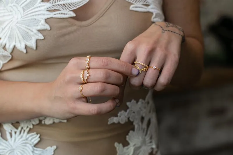 Single Stone Chain Ring in Gold