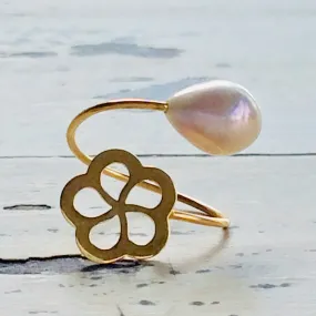 Solid Gold 18K Minimalist Flower Pearl Ring